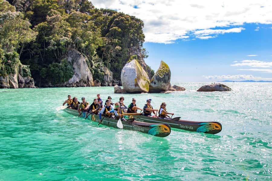Abel Tasman National Park: Waka & Walk Tour - Learning to paddle a Māori waka