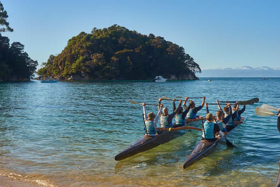 Abel Tasman National Park: Waka & Walk Tour - Lunch beside the coast
