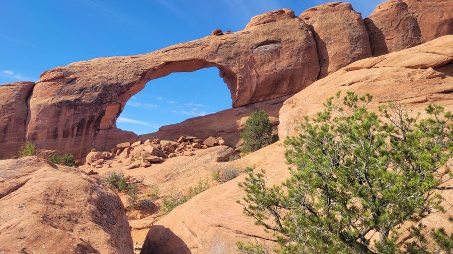 Afternoon Arches National Park 4x4 Tour - Balanced Rock shows the famous side of Arches