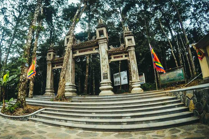 Ba Vi National Park Private Tour: Sightseeings & Jungle Hikking - Thuong Temple and the long staircase