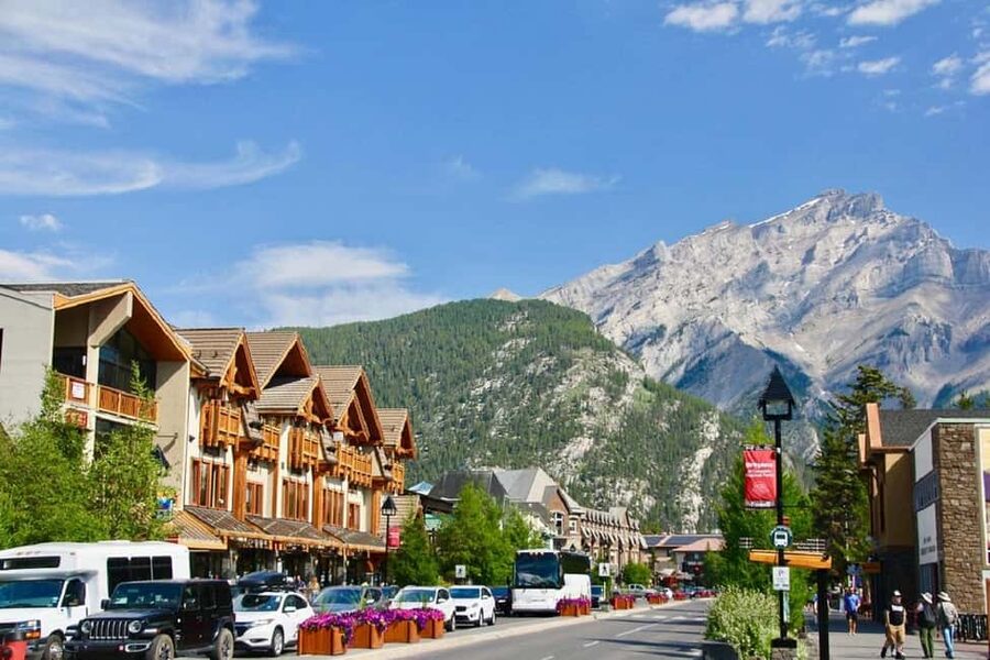 Banff/Calgary:Banff National Park&Johnston Canyon 1-Day Tour - Guides, transport, and the small details that help