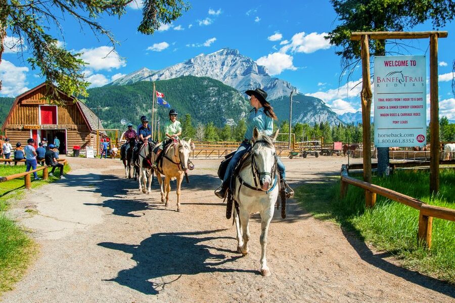 Banff National Park: 1-Hour Bow River Horseback Ride - What to wear and what to leave behind