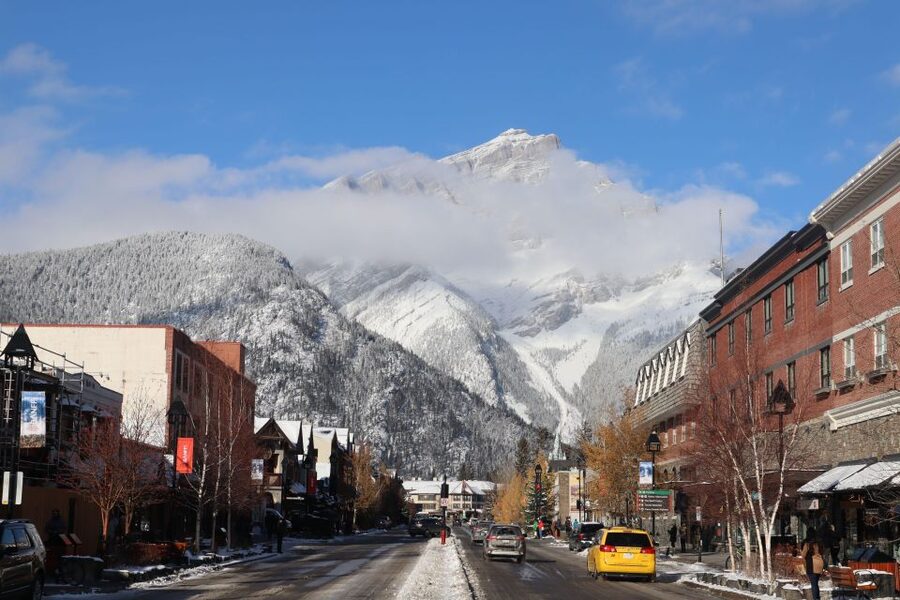 Calgary/Canmore: Banff National Park & Lake Louise Day Trip - Lake Louise: turquoise water and Victoria Glacier