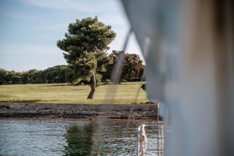 Fažana: Glass Boat Tour of Brijuni National Park - Passing the Brijuni beach and old Venetian villa