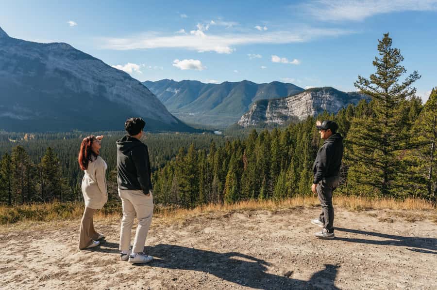 From Calgary: Private Banff National Park Day Trip - Lake Louise, the classic stop with limited time
