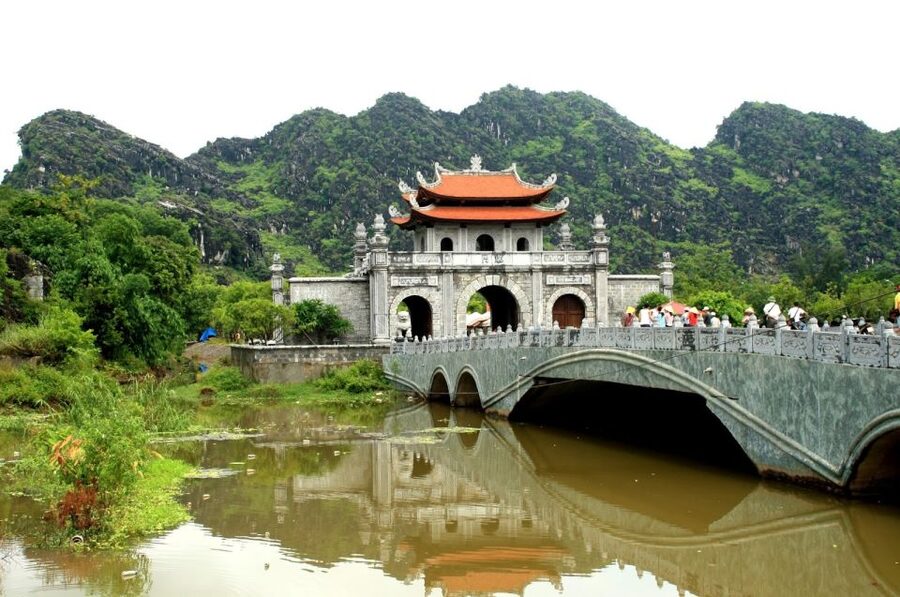 From Hanoi: Ninh Binh & Cuc Phuong National Park 2-Day Tour - Meeting rescued primates at Cuc Phuong