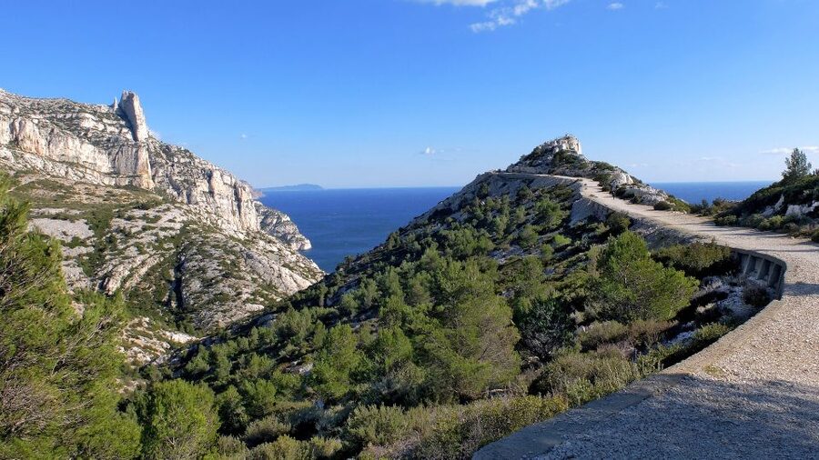 From Marseille: Calanques National Park Guided Hike - Guides who set the tone