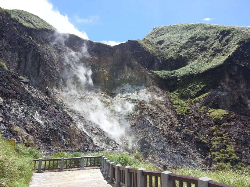 From Taipei: Beitou and Yangmingshan National Park Day Tour - Qingtiangang Grassland: the tour’s open-air highlight