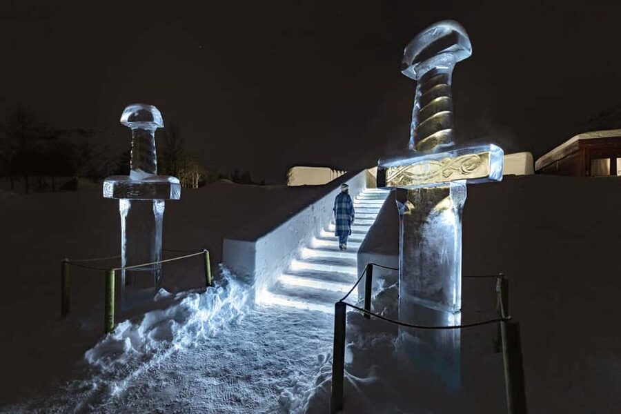 From Tromsø: Ice Domes Snow Park and Wilderness Experience - Meeting huskies and reindeer