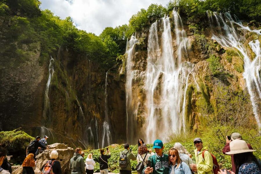 From Zagreb: Plitvice Lakes National Park Tour with Tickets - How the guides affect the day