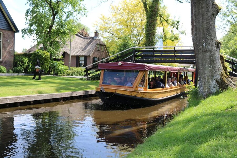 Giethoorn: Village & National Park Canal Cruise with Coffee - Why Giethoorn is best seen by boat