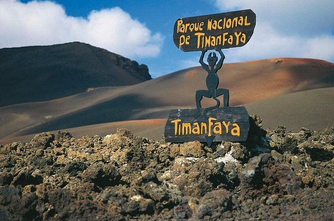 Guided tour: Timanfaya National Park and La Geria with pick-up - La Geria and Lanzarote’s black vineyards