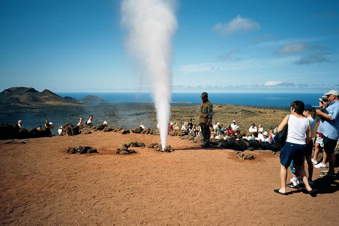Guided tour: Timanfaya National Park and La Geria with pick-up - Timanfaya and the heat beneath your feet