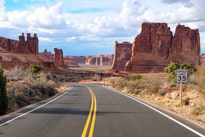 HIGHLY RATED Arches National Park Sightseeing Tour From Moab Utah - Balanced Rock and the short trail system