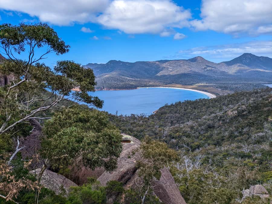 Hobart: Wineglass Bay & Freycinet National Park Active Tour - Honeymoon Bay: an easy place for lunch