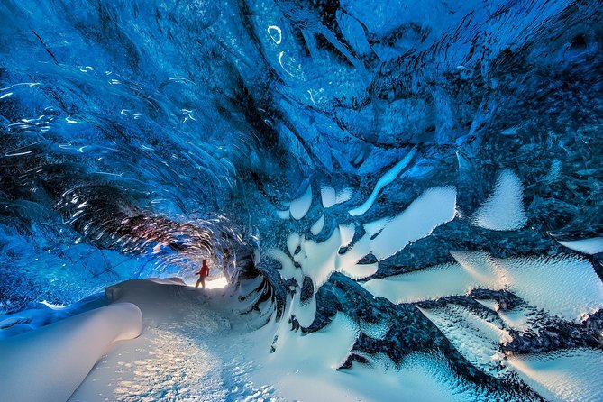 Ice Cave Tour in the National Park of Vatnajökull - Walking toward the glacier cave