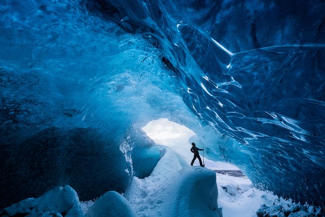 Ice Cave Tour in the National Park of Vatnajökull - The 4x4 ride across rough ground