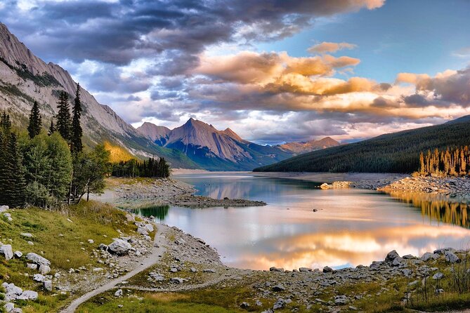 Jasper National Park Tour: Maligne Valley, Medicine Lake and Spirit Island - The guided hike option
