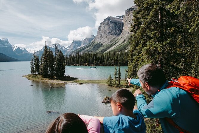 Jasper National Park Tour: Maligne Valley, Medicine Lake and Spirit Island - Wildlife watching without false promises