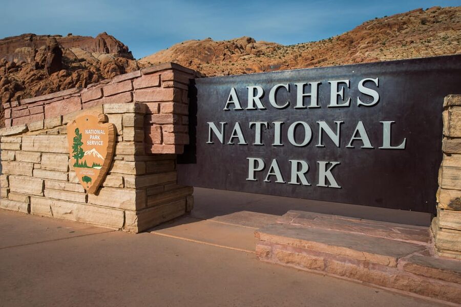 Moab: Arches National Park Sightseeing Tour - Short walks, big photo stops