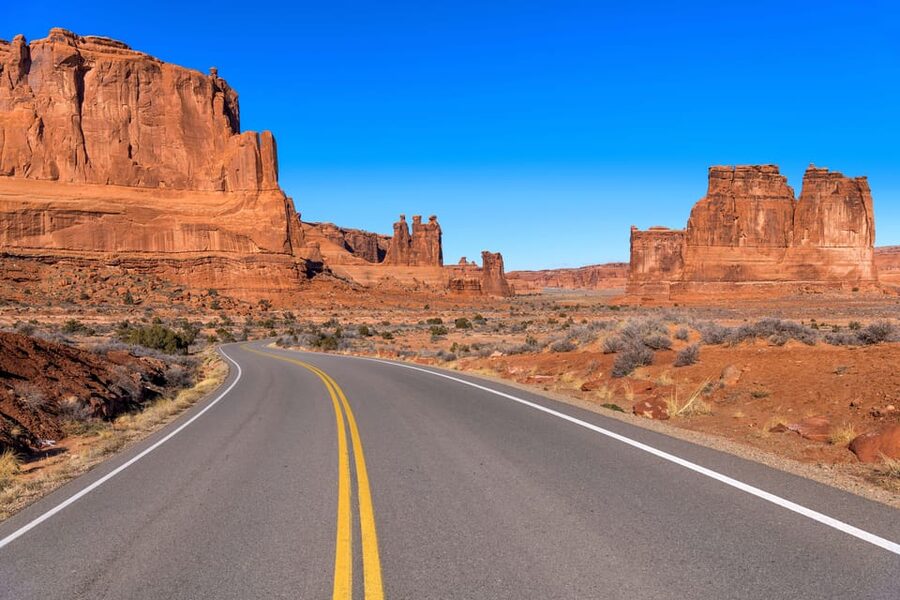 Moab: Arches National Park Sightseeing Tour - A guide makes the red rock easier to read