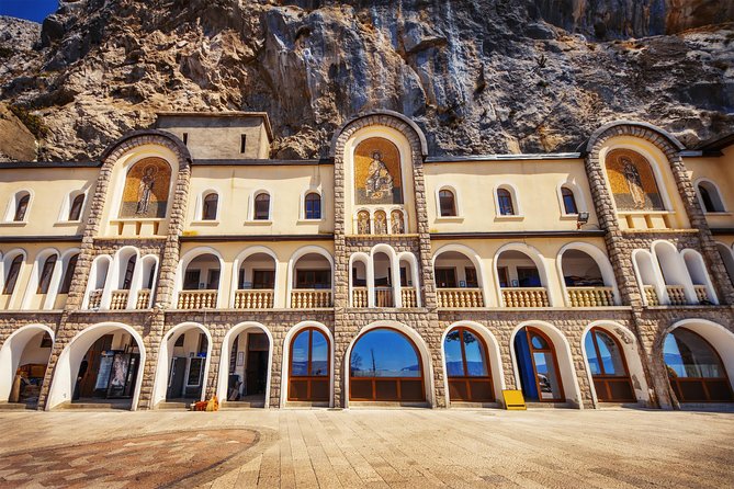 Ostrog monastery and Niagara waterfalls - What to wear and bring