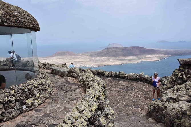 Premium Tour Timanfaya National Park and Cueva de Los Verdes - Jameos del Agua: lava, design, and tiny white crabs