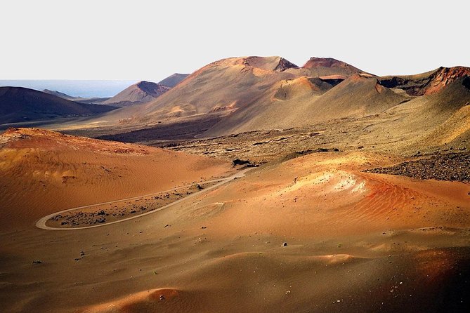 Premium Tour Timanfaya National Park and Cueva de Los Verdes - Guides, languages, and group size
