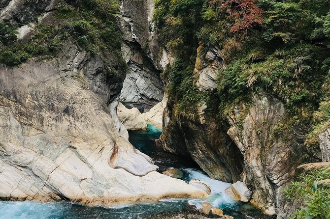 Private Taroko Gorge National Park Day Tour - Entering through the Taroko Archway
