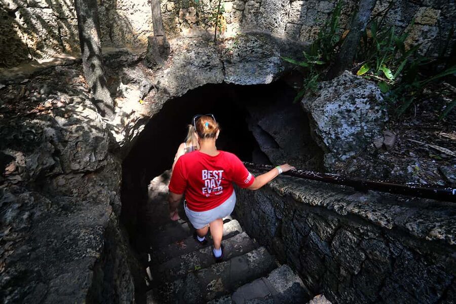 Santo Domingo: Three Eyes National Park Guided Tour - La Nevera and its cool cave colors