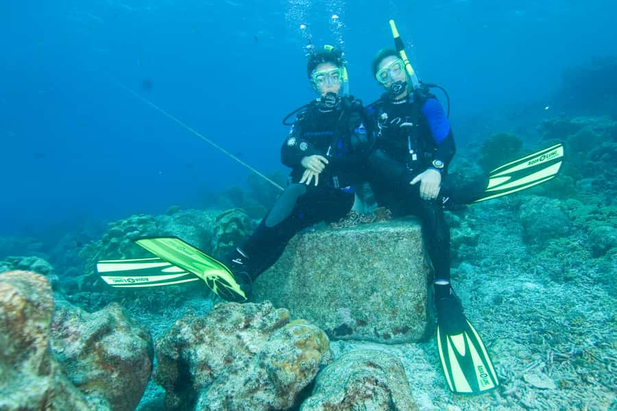 Tayrona National Park: Scuba Diving Tour for Beginners - Entering the calm water near Tayrona
